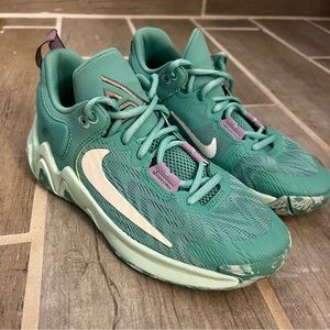 NIKE BIG KID GIANNIS IMMORTALITY 2 BASKETBALL SHOES SIZE 4.5Y
